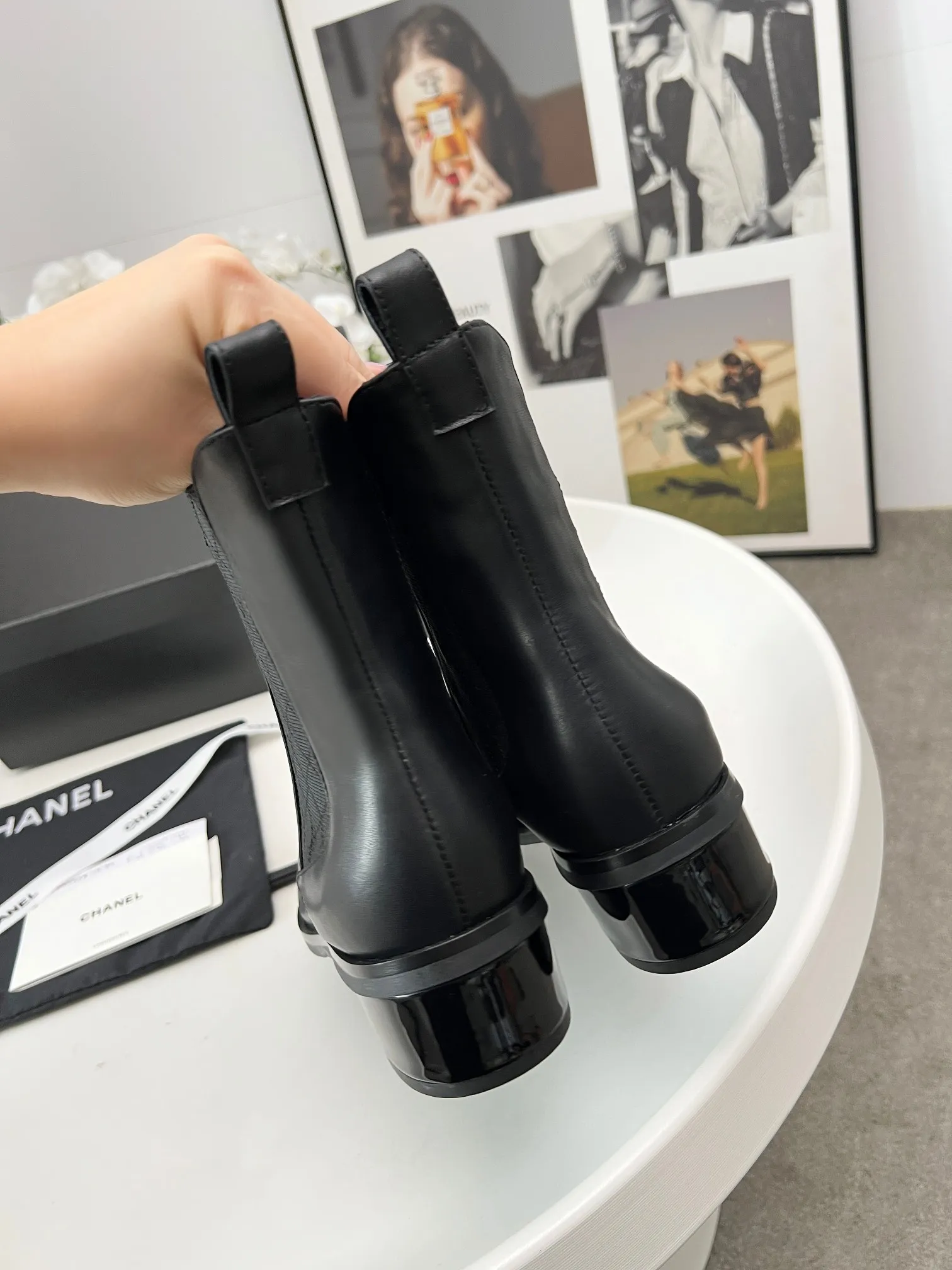 👟👟Ex-factory price 580👟👟 2025CHANEL These Chanel boots are amazing✨ Classic color matching, with a sense of high-end, the details of the toe are exquisite, and the fashion is instantly full when you put them on~ The different colors are easy to spot, and you can wear them with skirts and trousers to create a unique grandma style. Whose fashion DNA has touched it, I won’t tell you👀 Own it and you will want to carry the wind with you when you walk. These are fashionable and essential boots 👢 Fabric: cowhide Lining: sheepskin Color: black white apricot Heel height: about 4cm Tube height: 6 inches Size: 5-40 (41 customized)